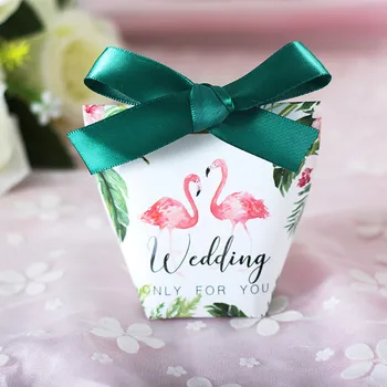 

50Pcs Flamingo Wedding Favors Candy Boxes with Green / Pink bow Bomboniera Party Favors Gift Box Paper Gift wrapper Candy Bag