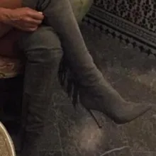 Весна и лето серый Тонкий Высокий каблук Сапоги до колена с острым носком с бахромой украшения шикарные модные ботинки с высоким голенищем