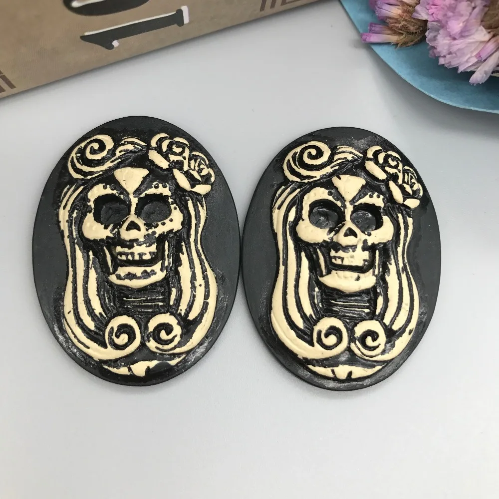 

Free shipping!resin kawaii skull Cameo.resin black background,Resin Flatback Cabochon for Necklace Pendant.Jewelry.DIY30*40mm