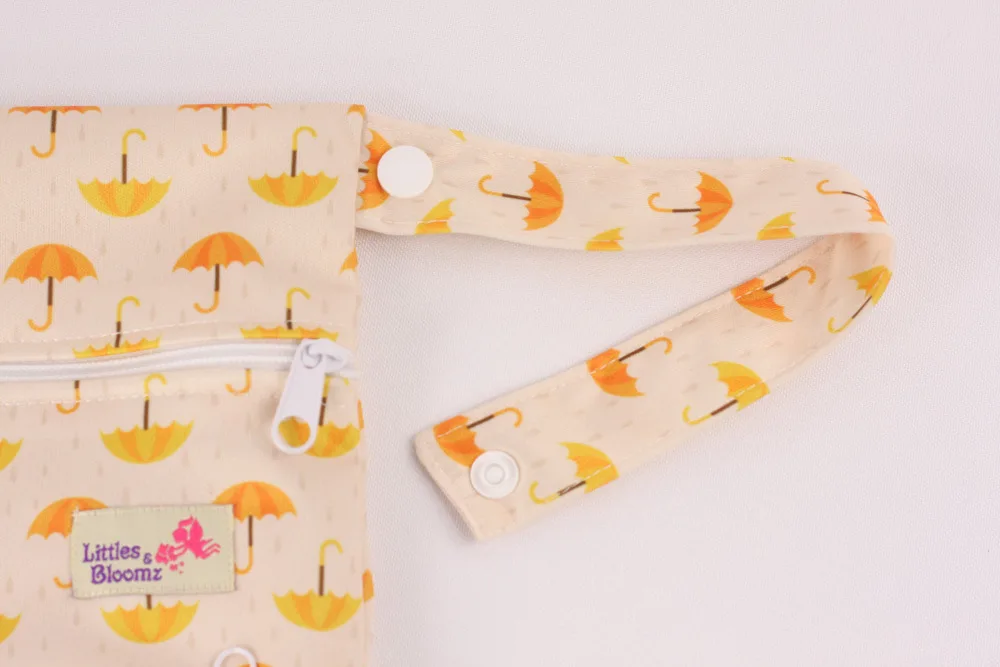 Моющаяся многоразовая сумка [Littles & Bloomz] для влажных подгузников с двумя карманами