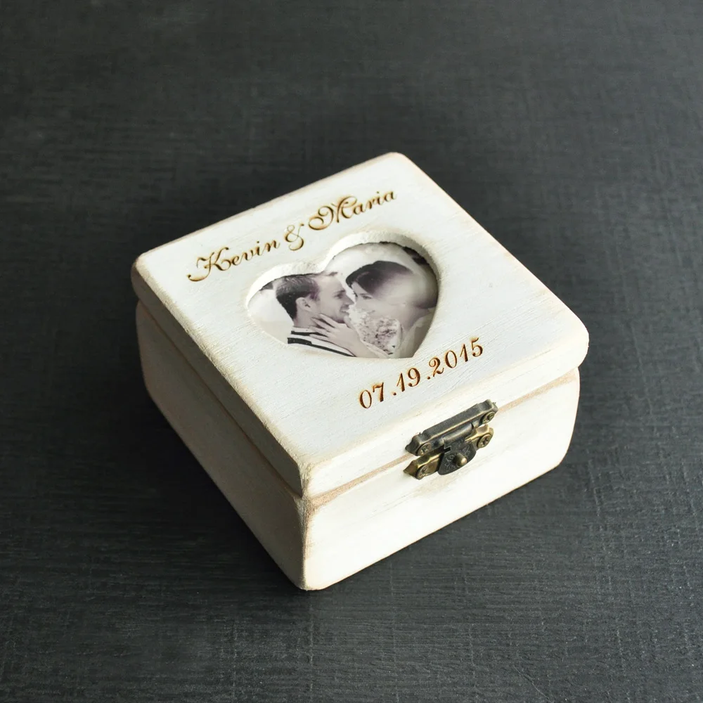 Персонализированная Коробка для обручальных колец, выгравированные названия и дата, коробка для носителя колец, коробка для свадебных колец в форме сердца, подушка для свадебных колец