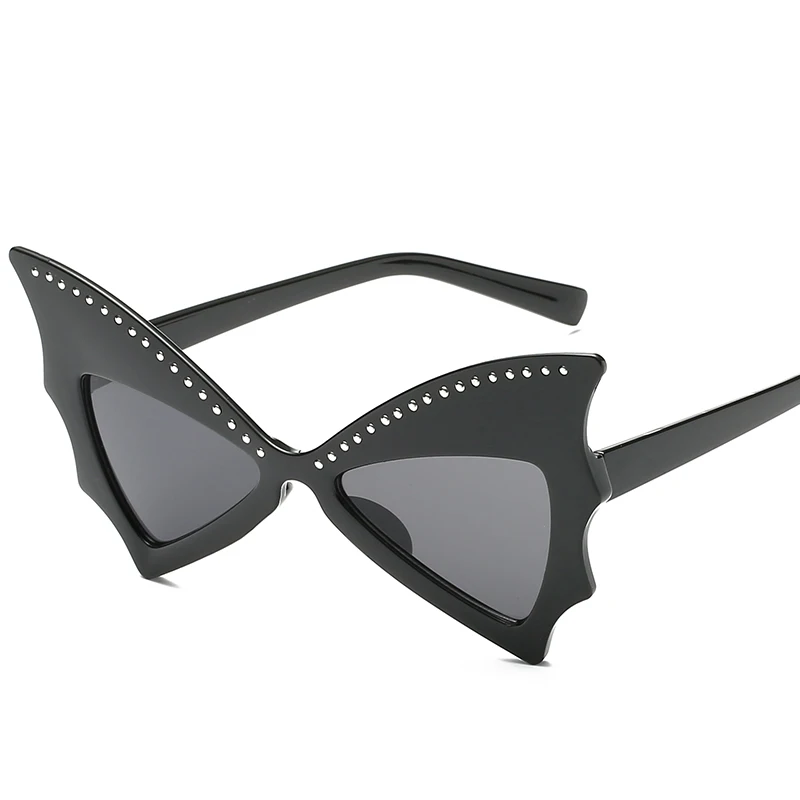 

2019 new Fashion Oversize Sunglasses Women Bat Sharp Shades Sun glasses Rivet Big Frame Sunglass Personality Dance Party Glasses