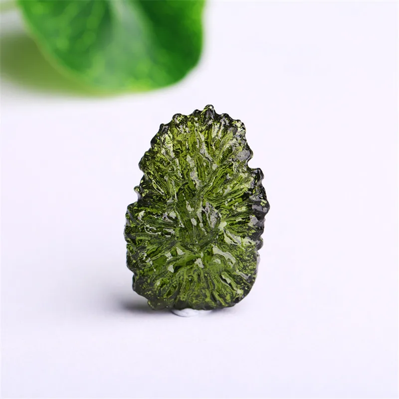 Естественный Moldavite зеленый аэролиты Чешский метеоритов с украшением в виде