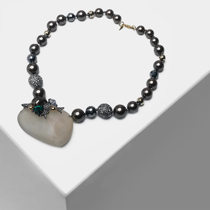 

Irregular shiny design pendant retro pearl necklace