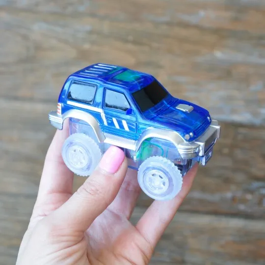 Dropship 5,2 cm Diecasts Magic Electronics 3 LED coche juguetes luces intermitentes para niños Regalo de Cumpleaños Glow Racing Tracks bolsa adorno