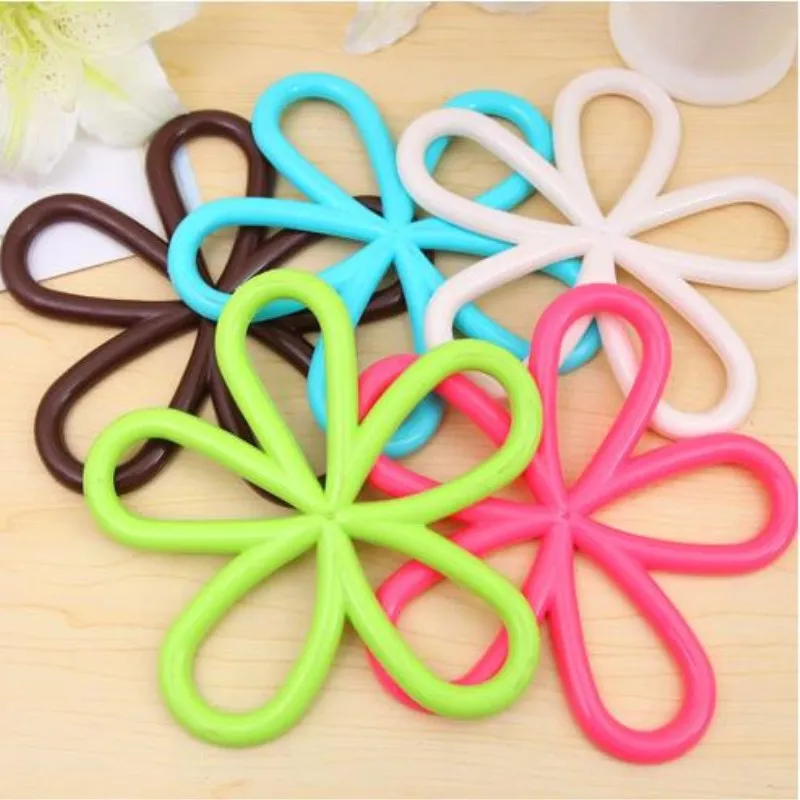 

1 Pcs Simple Style Lovely Plum Blossom Cup Mat Silicone Heat Insulation Bowl Mat Saucepan Cushion Free Shipping