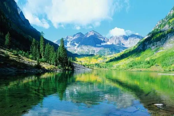 Tertutup salju Sungai Pegunungan Natural Scenic Background