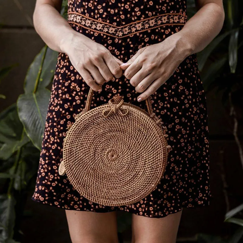 صغيرة أعلى-حقائب بيد القش Sac بوهيميا حقائب النساء المنسوجة حمل السيدات جولة الروطان Sac بالي دائرة القش حقيبة