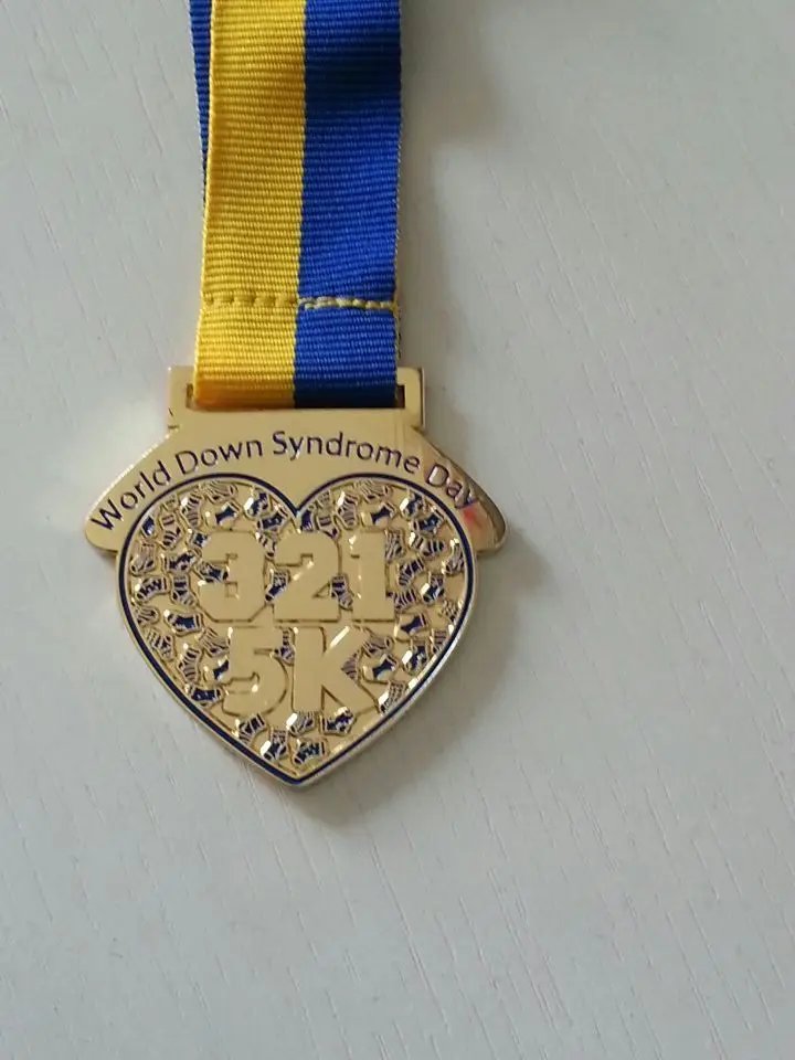 Изготовленная на заказ железная мягкая эмаль с блестками, медаль с лентой