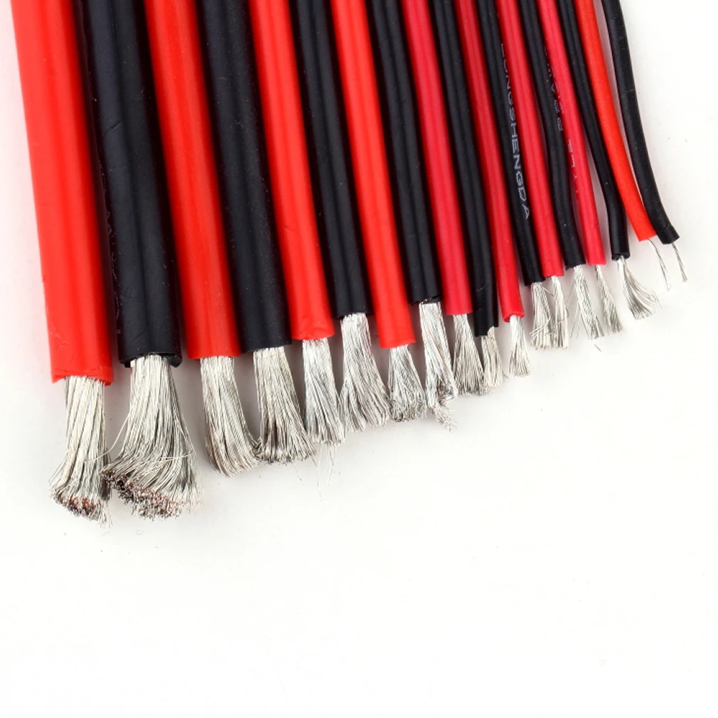 Détail de l'extrémité dénudée d'un fil électrique silicone 10AWG pour RC, avec brins de cuivre visibles.