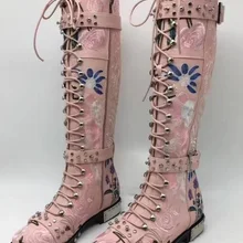 Новинка года; высокие сапоги с заклепками и шипами; мотоботы из кожи и флока с цветочным принтом; ботинки с круглым носком и пряжкой на ремешке; bota feminina