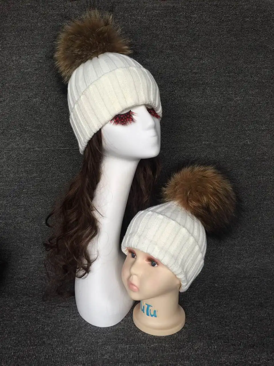 Для мамы меховым помпоном Шапки теплые зимние вязаные шерсть одноцветное Цвет шапочка шапки для Для женщин мальчиков девочек соответствия Шапки