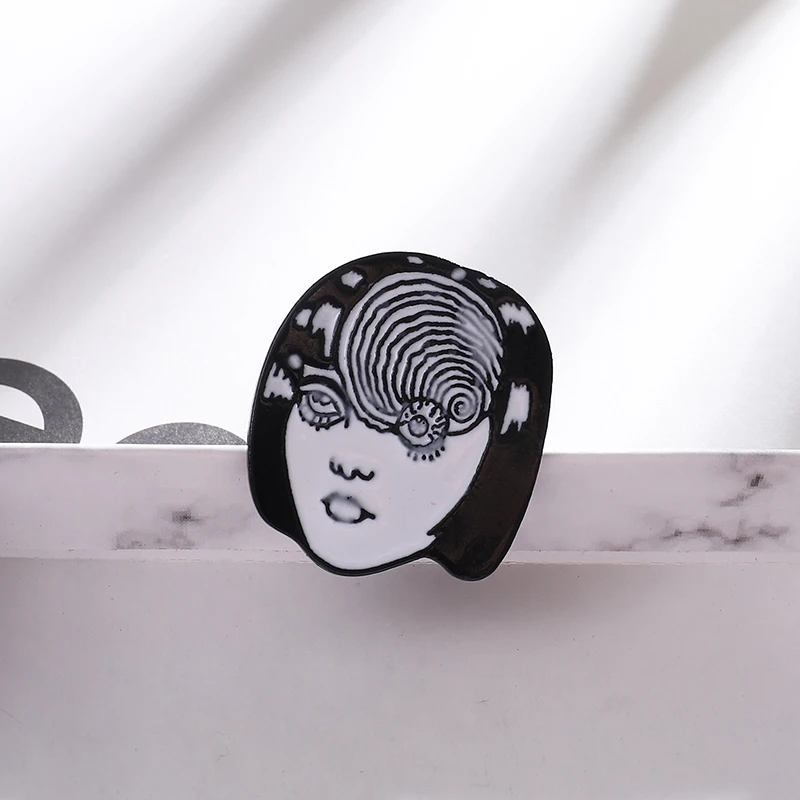 

Horror Woman face Pins Distortion Black short hair Bare eye enamel Pins Brooches Scary Female ghost Jewelry Bag Lapel Pin Badges