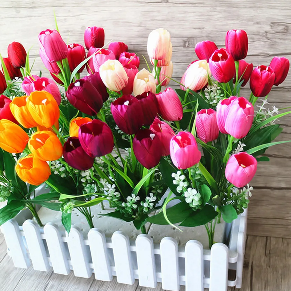амстердам тюльпаны. голландские цветы. 500 тюльпанов. фиолетовые тюльпаны в упаковке. тюльпаны живые в бумажной вазе.