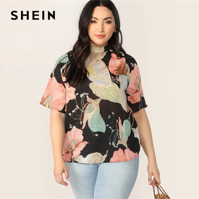 SHEIN زائد حجم متعدد الألوان موك الرقبة ثقب المفتاح عودة الأزهار طباعة بلوزة المرأة الصيف بوهو زر الوقوف طوق بلوزة قميص SHEIN زائد حجم متعدد الألوان موك الرقبة ثقب المفتاح عودة الأزهار طباعة بلوزة المرأة الصيف بوهو زر الوقوف طوق بلوزة قميص