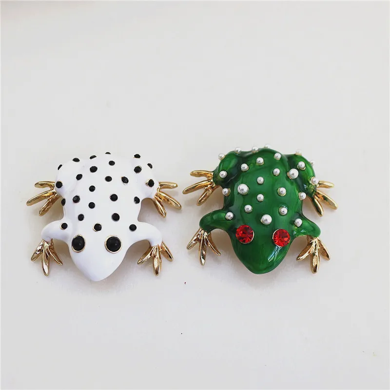 

New European and American style white green Enamel inlaid semi-precious stones imitation pearl frog temperament brooch