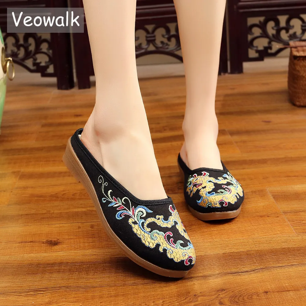 Veowalk Vintage Chinese Embroidered Women Canvas Close Toe Slippers