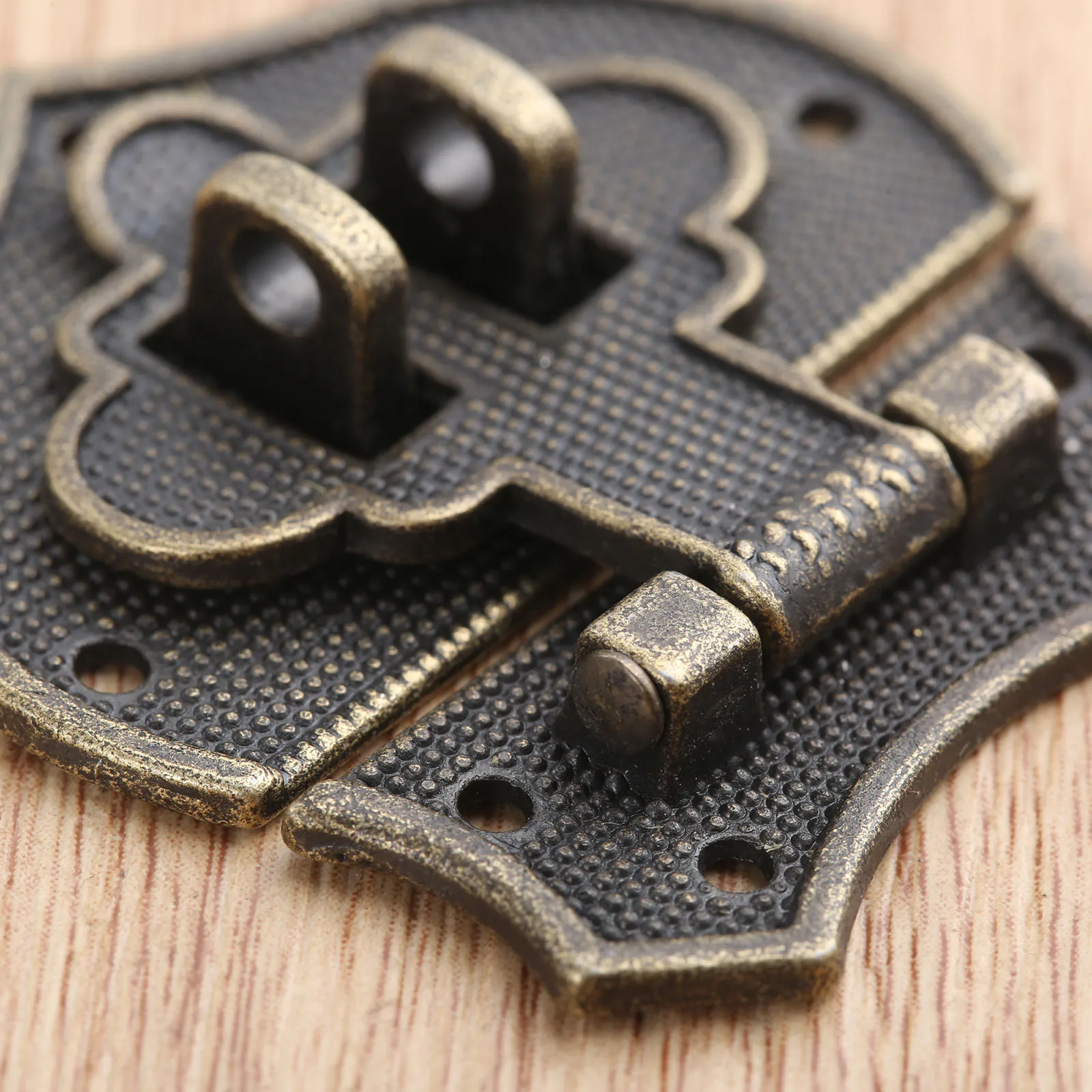 43x40mm ox Latch Clasp Heart Buckle Hasp Hasp Wooden Wine Box With Lock Buckle Antique Padlock Hardware Zinc Alloy