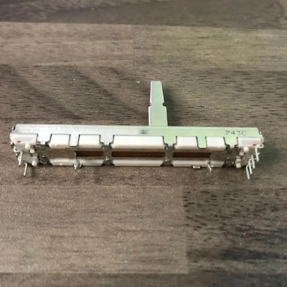 100 stücke FADER DCV1010 Für DJM400 DJM500 DJM600 DJM700 DJM800 DJM5000