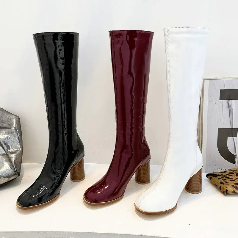 Tanie Modne buty do kolan damskie ze skóry lakierowanej kwadratowe wysokie obcasy zimowe buty z powrotem na zamek jesienne buty damskie czarne białe wino czerwone