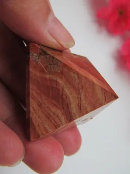 

28mm Natural Red Stones bloodstone Crystal Pyramid Quartz Crystal Pyramid Healing Crystal Crafts Gift Home Decoration
