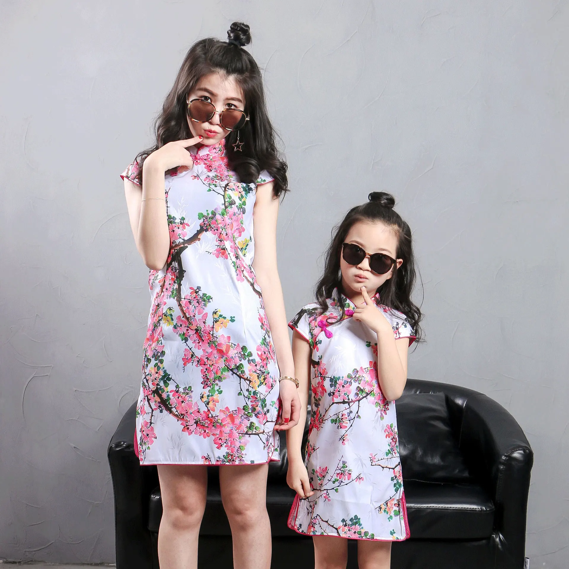 Одежда для мамы и дочки cheongsam Летнее Детское Ципао платья мам одежда больших