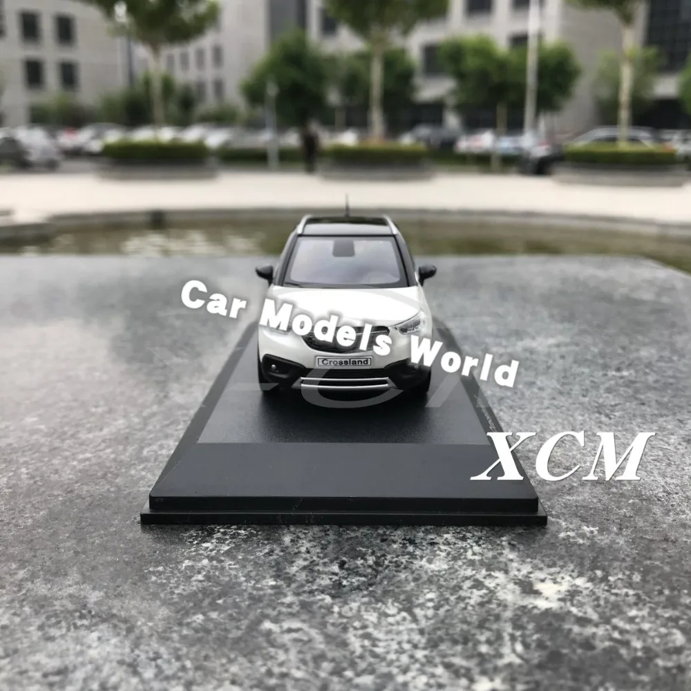 Литая модель автомобиля для Crossland X 1:43 (белый) ничего не открывается + маленький