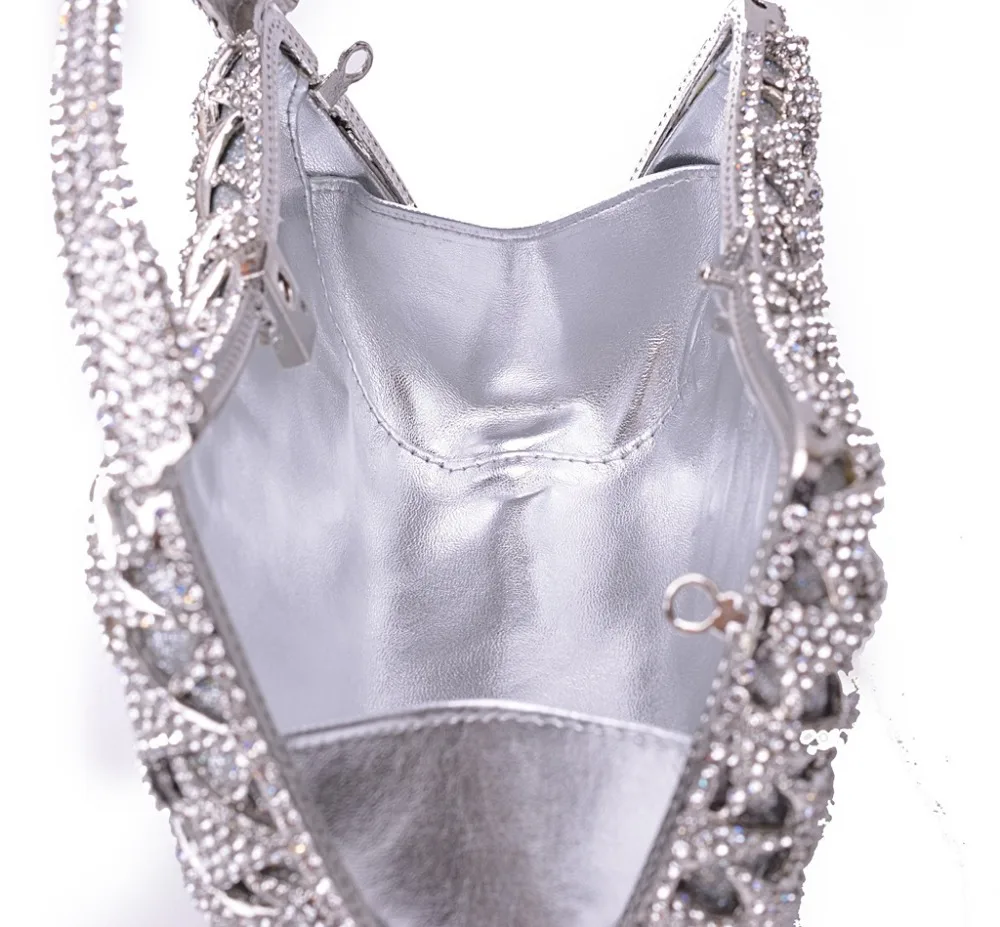 3301885601_2145319423