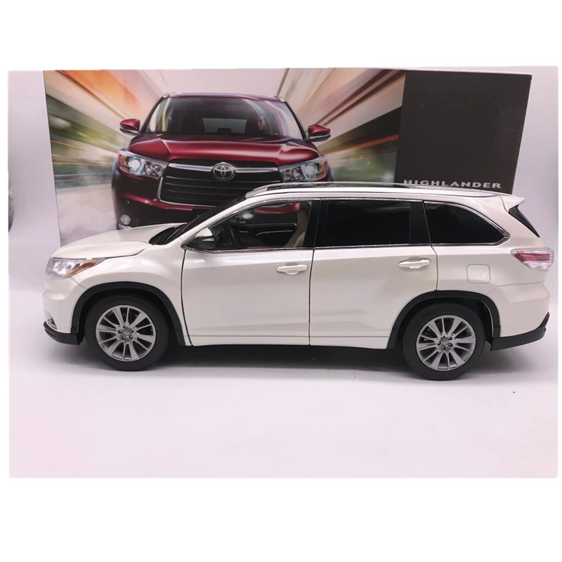 1:18 Toyota Highlander 2015 литая модель автомобиля SUV белого цвета |