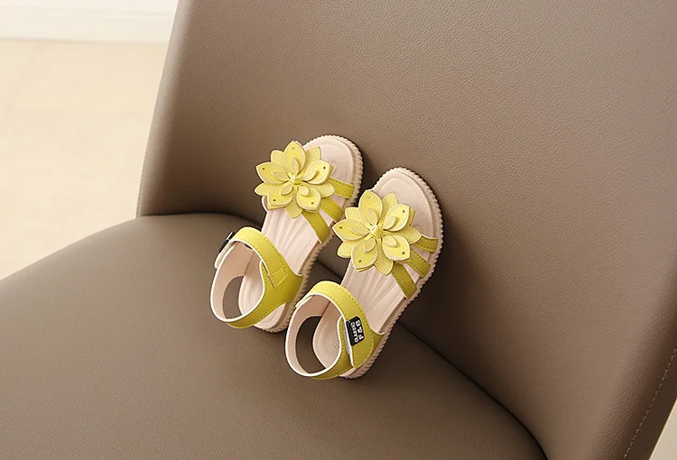 Детские кожаные сандалии для маленьких девочек; новые сандалии; детская летняя обувь для девочек; детские сандалии с цветочным рисунком; цвет белый, желтый, розовый; обувь для девочек; C05221