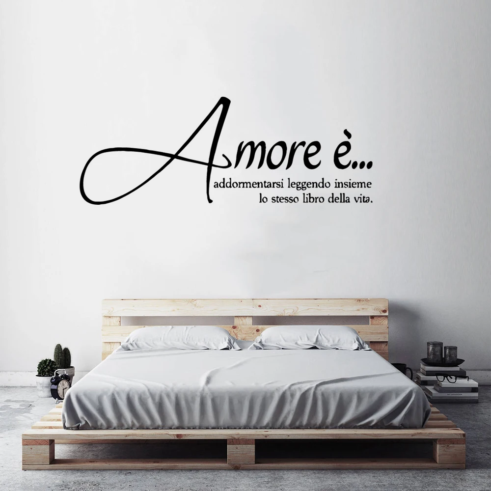 Итальянская версия виниловая наклейка на стену любовь засыпает чтение той же книги жизни вместе Наклейки на стены домашний декор AZ604