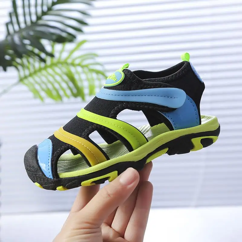 Детские летние сандалии новая дизайнерская пляжная обувь для мальчиков брендовые мягкие шлёпки с закрытыми пальцами для девочек детские сандалии Нескользящие износостойкие - Цвет: Зеленый