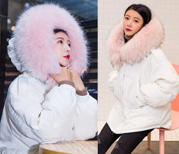 Женский пуховик с капюшоном и большим воротником из меха енота короткая