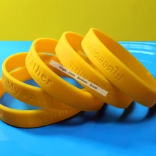 Изготовленный на заказ желтый браслет, дешевый силиконовый браслет с тиснением логотипа, модные рекламные ленты для мужчин и женщин для взрослых 100 шт
