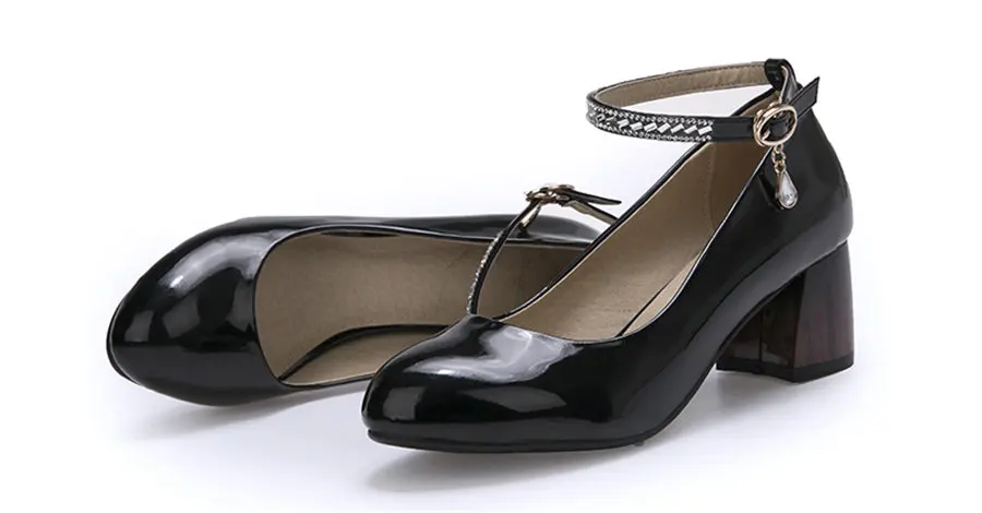 Элегантные красные женские туфли-лодочки на высоком квадратном каблуке; черные Повседневные Вечерние туфли из лакированной кожи с круглым носком и ремешком на щиколотке с кристаллами; офисные женские туфли