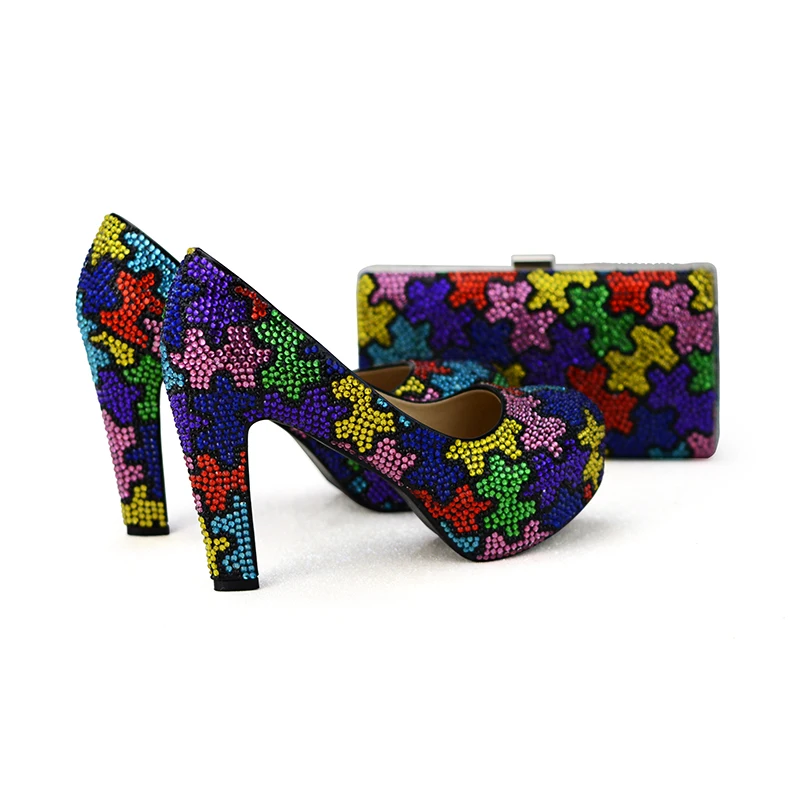 Разноцветная Свадебная обувь ручной работы на не сужающемся книзу массивном каблуке с клатчем; женские модельные туфли с сумочкой в комплекте