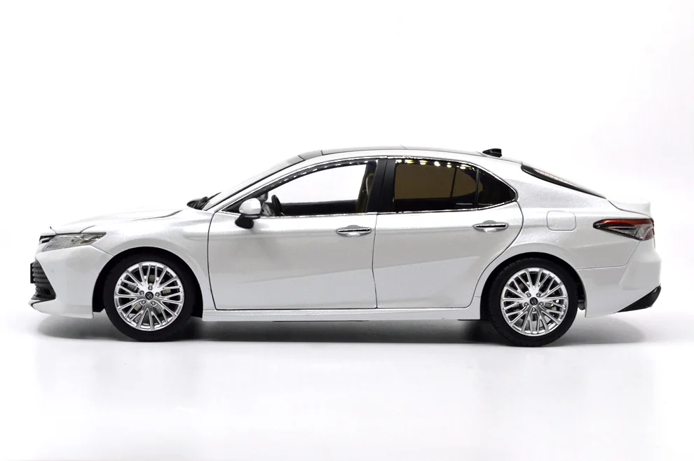 Весы Toyota Camry 1/18 1:18 1 18 белое статическое моделирование 8 го поколения литой Сплав