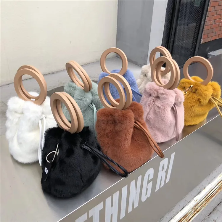 

Designer Bags Famous Brand Women Bags 2018 Fur Bucket Wood Handle Women Handbag Trend Totes Fashion Colorful Clutch