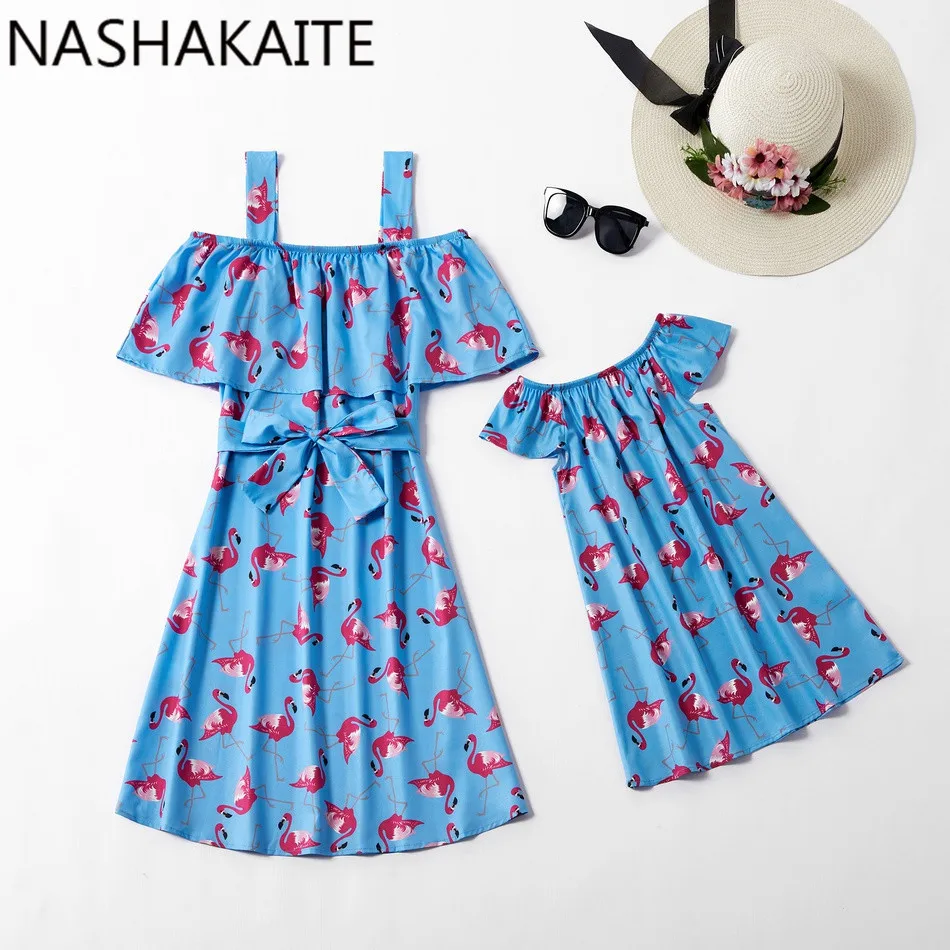 

NASHAKAITE Mother Daughter Dresses 2019 Summer Flamingo Print One-shoulder Matching Dresses With Belt Mom and Daughter Dress