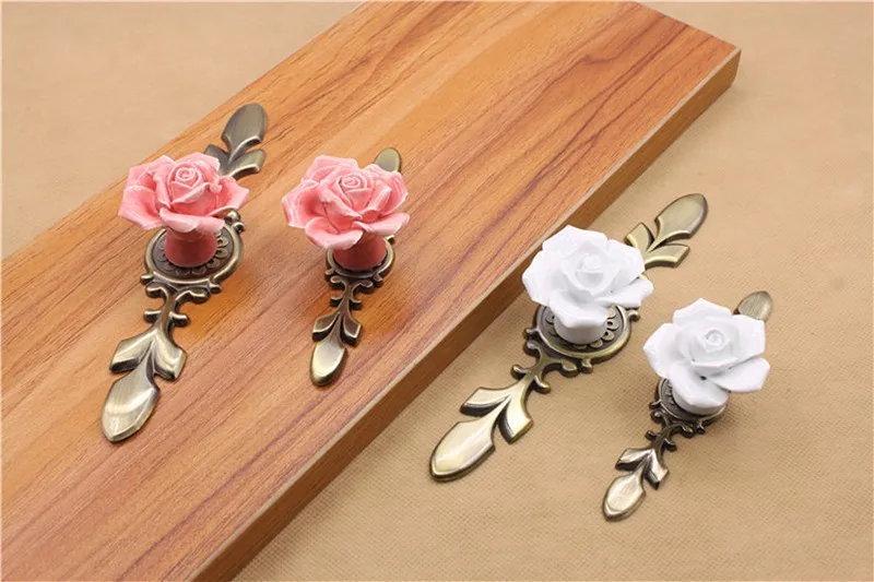 1 шт розовый цветок белый керамический сплав база дверные ручки кухонный шкаф буфет ящик шкаф мебельные ручки под одно отверстие ручка