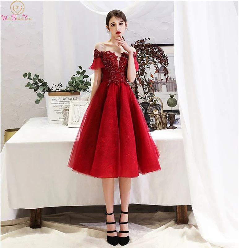Винно-красное короткое платье для выпускного бала длина до колена с короткими рукавами, кружевные аппликации бисером и блестками глубокое