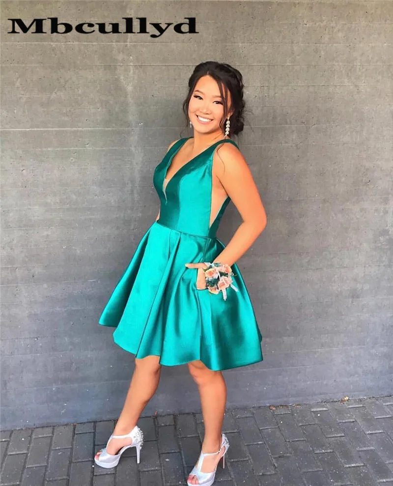 

Mbcully Gorgeous V-neck Prom Dresses 2019 Backless Satin Green Prom Party Gown For Black Girls Short Knee Length Cocktail Dress