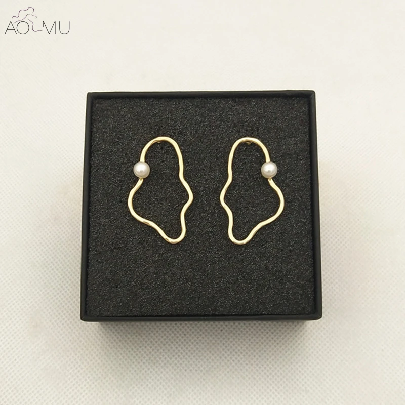 

AOMU Design Geometric Irregularly Metal Line Map Shape Pearl Stud Earrings for Women Statement Wedding Party Gift Wholesale