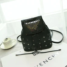 2016 Nouvelles Femmes Sac À Dos De Mode Cool Sac Véritable peau de mouton En Cuir Femmes Sac Noir filles Rivet Sacs À Dos Sacs D’école Des Élèves