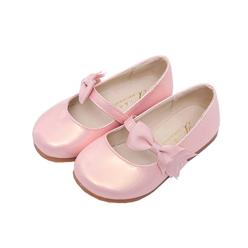 Школьник в туфлях. Туфли черные школьные. Первоклассницы в туфлях. Туфли для девочек. Туфли для девочки нарядные на каблуке.