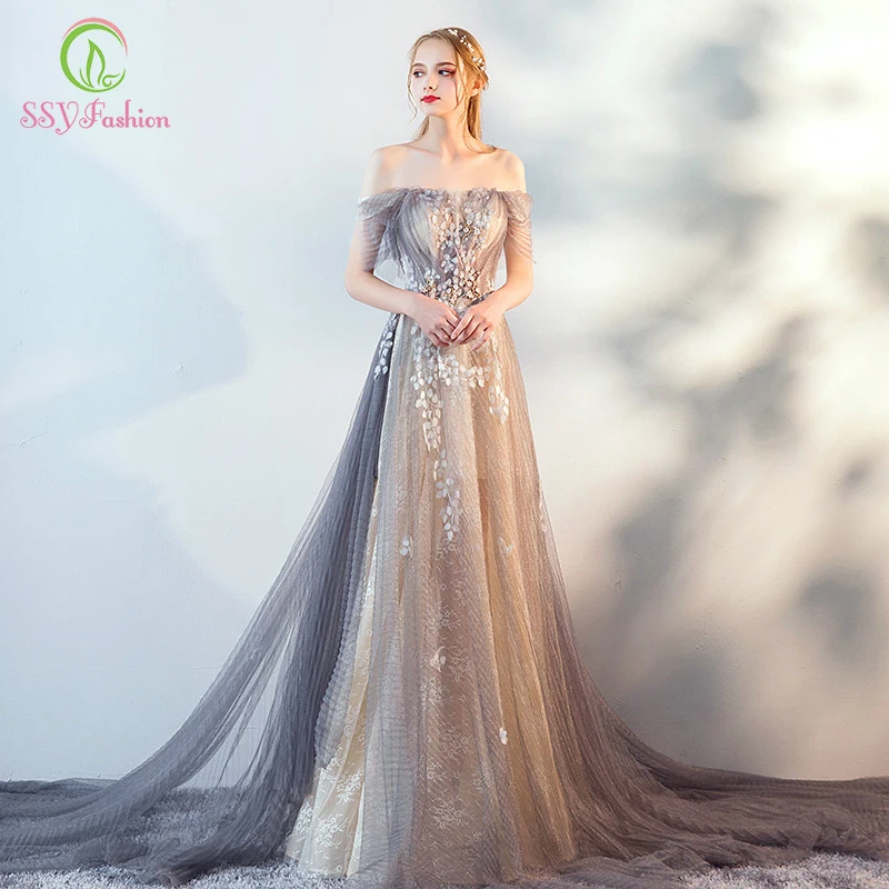 Женское вечернее платье SSYFashion светло серое кружевное с вырезом на плечах и