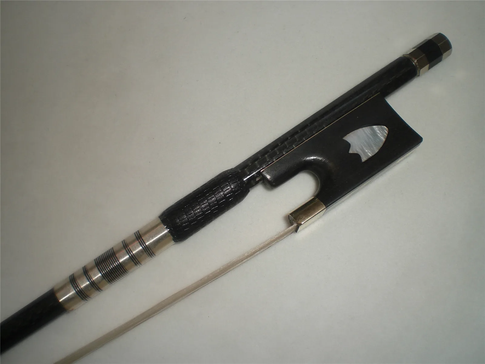 

1 PC Black Carbon Fiber Bow with Grids Violin Bow 4/4 Ebony Frog White Bow Hair 1031#