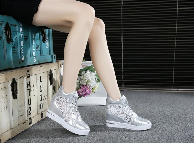 Женская обувь на танкетке; резиновая обувь с перфорацией типа «броги»; кожаная обувь на высоком каблуке со шнуровкой; обувь с острым носком, визуально увеличивающая рост; кроссовки; цвет белый, серебристый; C130 - Цвет: Серебристый
