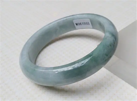 

NEW 100% NATURAL BEAUTIFUL GREEN JADEITE JADE BRACELET 57.6MM a 5.19