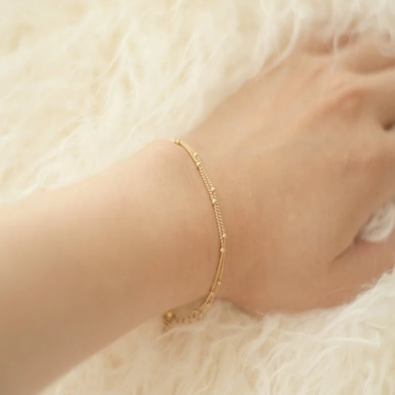 Золотой браслет на руке. Тонкие браслеты. Тонкий женский браслет. Тонкий женский браслет. Тонкий золотой браслет женский.